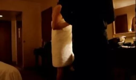 جکوزی با داشتن جوراب مشکی و تی شرت با دختر رابطه جنسی عكس كير كس دارد