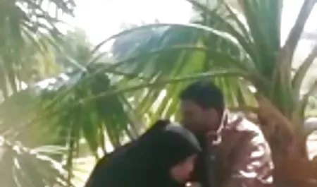 یک پسر کیرتوکون داغ جوان با یک خروس بزرگ یک خاله بالغ را لعنتی کرد